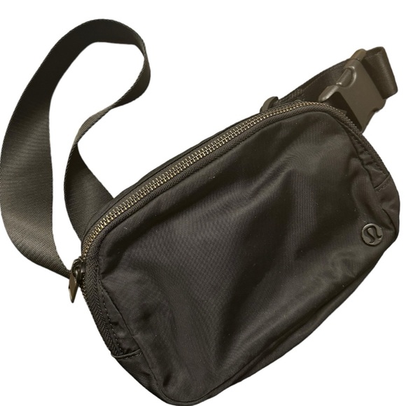 lululemon athletica Handbags - Lululemon Everywhere Belt Bag in Black